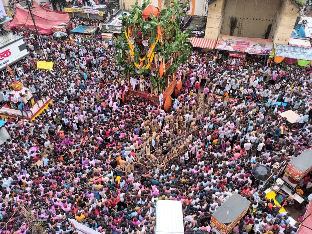 TASGAON GANPATI : गुलाल पेढयांच्या उधळणीत तासगावचा रथोत्सव उत्साहात